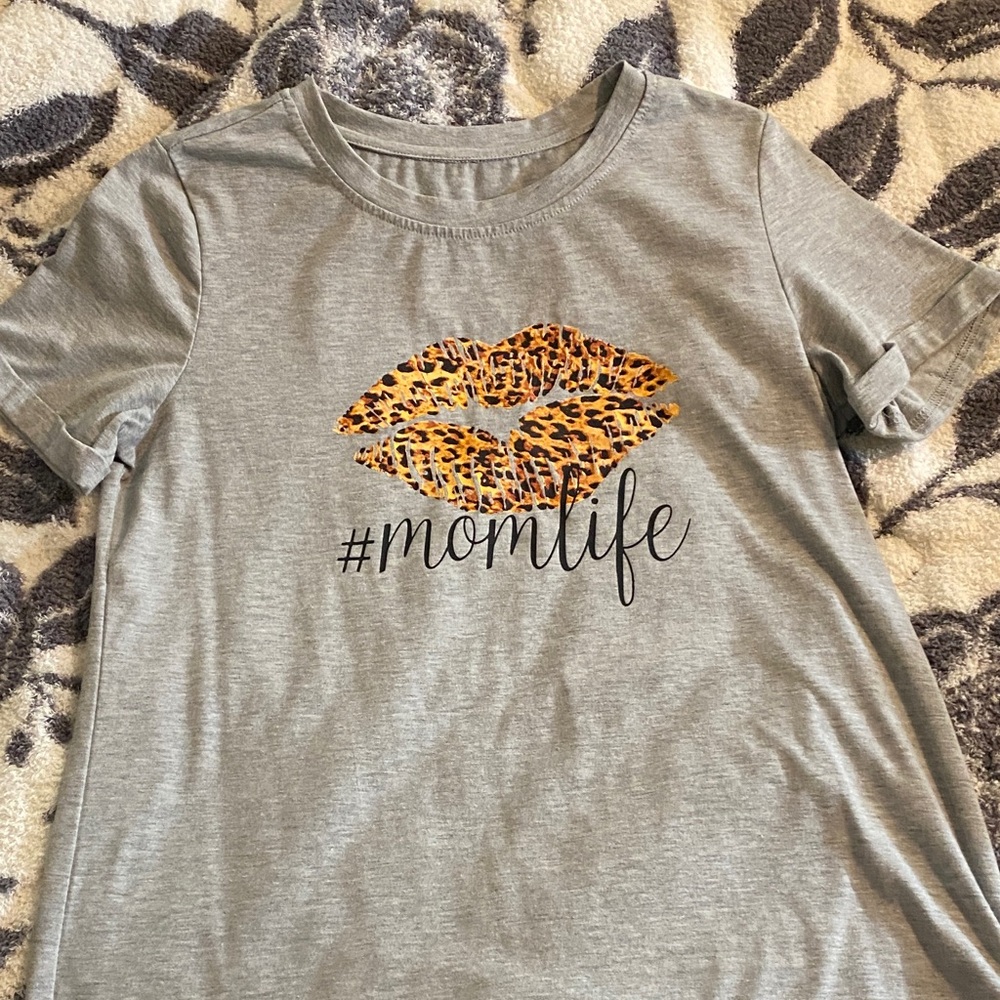 Gray "#momlife" Tee with Leopard Print Lips